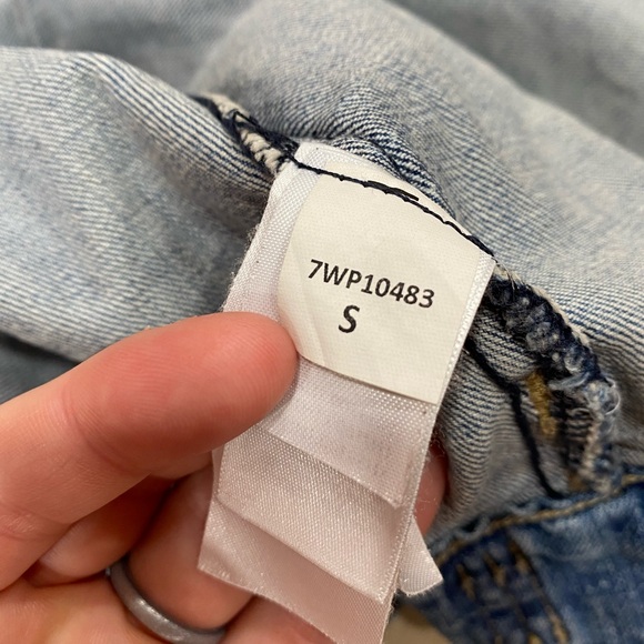 Lucky Brand Classic Jean Jacket in Blue Wash Denim Distressed Style Size Small - Picture 11 of 13